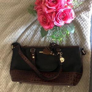 Lovely Brahmin purse with shoulder strap. EUC